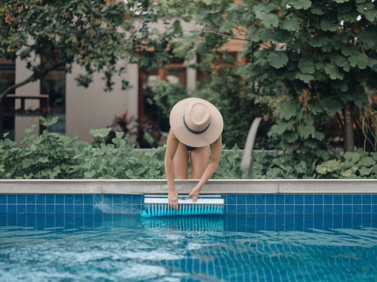 entretenir les margelles de la piscine